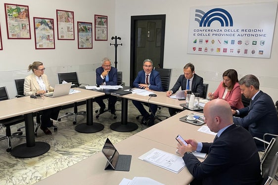Landeshauptmann Arno Komptascher (3.v.l.) erinnerte beim Treffen der Regionen mit Sonderstatut auch an die Regierungserklärung, in der Ministerpräsidentin Giorgia Meloni die Wiederherstellung der Zuständigkeiten der Südtirol-Autonomie erwähnt hatte. (Foto: Regionenkonferenz)