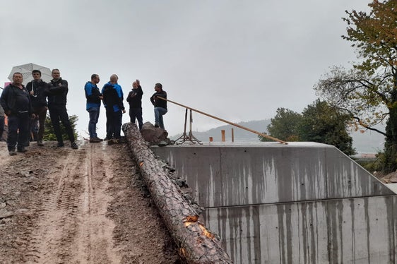 Besichtigung der Sperre im Steineggerbach in Tisens (Foto: LPA/Maja Clara)