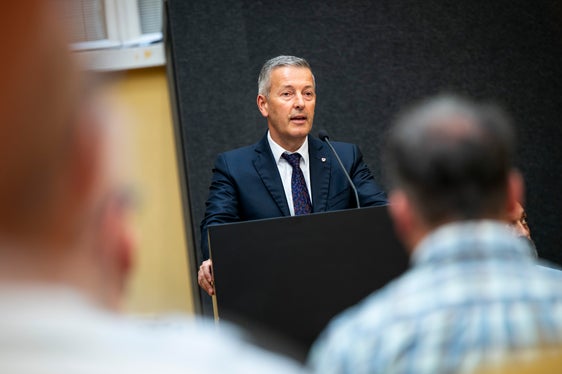 Die über 80 kommunalen und übergemeindlichen Recyclinghöfe in Südtirol leisten einen wichtigen Beitrag, um umweltgerechtes Verhalten zu fördern, erklärte Landesrat Peter Brunner. Aus den Ergebnissen der Abfallanalyse können wir gezielte Maßnahmen für die Zukunft ableiten. (Foto: LPA/Fabio Brucculeri)