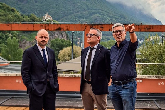 “L’adozione di soluzioni tecnologiche più efficienti, come il fotovoltaico, insieme al miglioramento degli impianti e delle coperture, consente di ridurre i consumi energetici e di valorizzare ulteriormente una struttura importante per il territorio”, ha dichiarato l'assessore Christian Bianchi durante il sopralluogo all'Eurac Research. Da sinistra a destra: Daniel Bedin, Direttore del Dipartimento Opere pubbliche, l'assessore Christian Bianchi e il direttore di Eurac Research Stephan Ortner. (Foto: USP/Gianluca Crocco)
