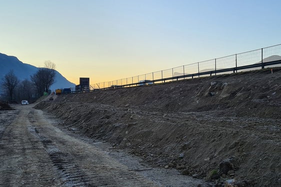 Das Landesamt für Wildbachverbauung Süd hat Arbeiten an der Uferschutzmauer an der Etsch in Marling aufgenommen. (Foto: LPA/Landesamt für Wildbach- und Lawinenverbauung Süd)