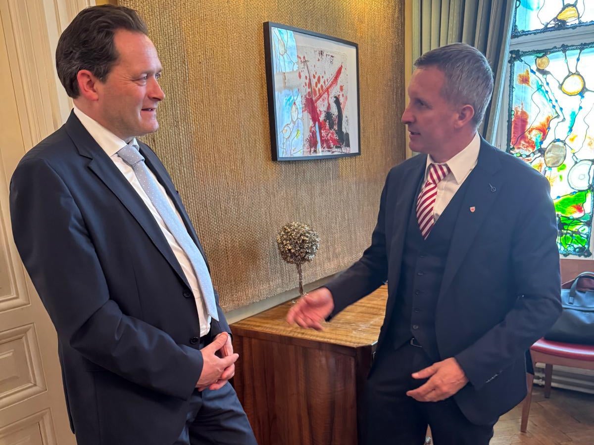 Wollen gemeinsame Wege gehen, um unsere kleinstrukturierte Landwirtschaft zu stärken und den ländlichen Raum nachhaltig abzusichern: der Bundesminister für Land- und Forstwirtschaft, Klima- und Umweltschutz, Regionen und Wasserwirtschaft Norbert Totschnig (links) bei seinen Gesprächen mit dem Landesrat für Landwirtschaft und Forstwirtschaft und Tourismus Luis Walcher in Wien. (Foto: LPA/Ressort Landwirtschaft, Forstwirtschaft und Tourismus)