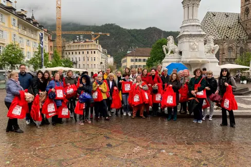 Le componenti della Commissione per le pari opportunità e delle organizzazioni partner hanno distribuito oggi a Bolzano le famose borse rosse dell'Equal Pay Day, sensibilizzando sul fenomeno del divario retributivo di genere (Foto: Ufficio donna/Astrid Pichler)