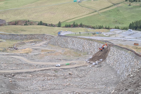 Ein Lawinenablenkdamm soll die Landesstraße und zwei Parkplätze in Kurzras in Schnals vor einem Lawinenereignis schützen. (Foto: LPA/Landesamt für Wildbach- und Lawinenverbauung West in der Agentur für Bevölkerungsschutz/Martin Eschgfäller)