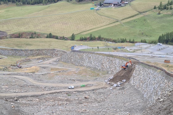 Ein Lawinenablenkdamm soll die Landesstraße und zwei Parkplätze in Kurzras in Schnals vor einem Lawinenereignis schützen. (Foto: LPA/Landesamt für Wildbach- und Lawinenverbauung West in der Agentur für Bevölkerungsschutz/Martin Eschgfäller)