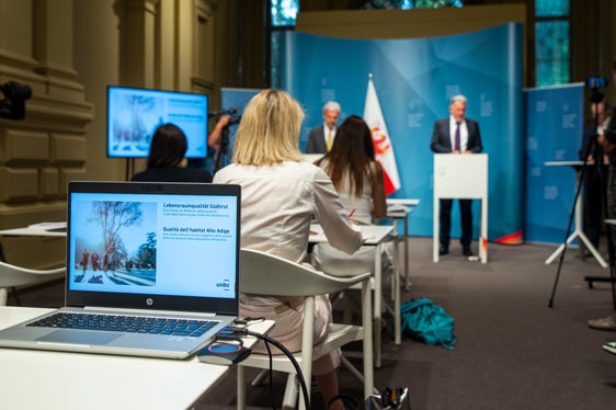Die Südtirolerinnen und Südtiroler sind laut der von Landesrat Schuler und Studienleiter Bausch vorgestellten Studie der Universität Bozen mit ihrem Leben zu 60 Prozent zufrieden oder voll und ganz zufrieden und blicken optimistisch in die Zukunft. (Foto: LPA/Fabio Brucculeri)