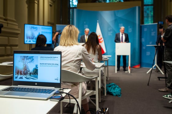 Lo studio presentato oggi (19 giugno) sulla qualità della vita mostra che gli altoatesini hanno una visione differenziata del turismo - l'assessore provinciale, Arnold Schuler, e il direttore del Centro di Competenza per il Turismo e la Mobilità della Libera Università di Bolzano, Thomas Bausch, hanno presentato i risultati dello studio (Foto: ASP/Fabio Brucculeri)