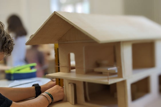 Ein eigenes kleines Traumhaus entwerfen konnten die Schülerinnen und Schüler im Workshop Die Modellbau-Werkstatt. (Foto: LPA/Bildungsdirektion)