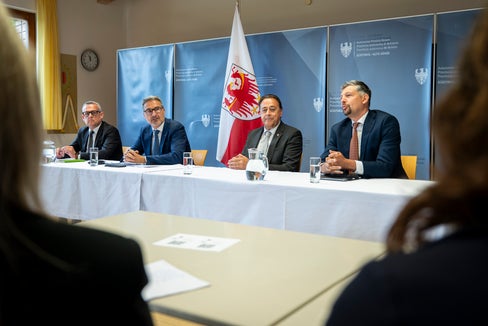 Nel corso di una conferenza stampa tenuta al termine della seduta straordinaria della Giunta provinciale con i sindaci della Comunità comprensoriale Oltradige-Bassa Atesina, sono stati presentati alla stampa i punti salienti dell’ordine del giorno (da sinistra): l’assessore provinciale Christian Bianchi, il presidente della Provincia Arno Kompatscher, il presidente della Comunità comprensoriale Hansjoerg Zelger e l’assessore provinciale Daniel Alfreider. (Foto: USP/Fabio Brucculeri)