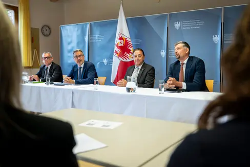 Bei einer Pressekonferenz nach der Sondersitzung der Landesregierung mit den Bürgermeisterinnen und Bürgermeistern des Bezirks Überetsch Unterland stellten sie die Hauptpunkte der Tagesordnung der Presse vor (von links): Landesrat Christian Bianchi, Landeshauptmann Arno Kompatscher, Bezirkspräsident Hans Zelger und Landesrat Daniel Alfreider. (Foto: LPA/Fabio Brucculeri)