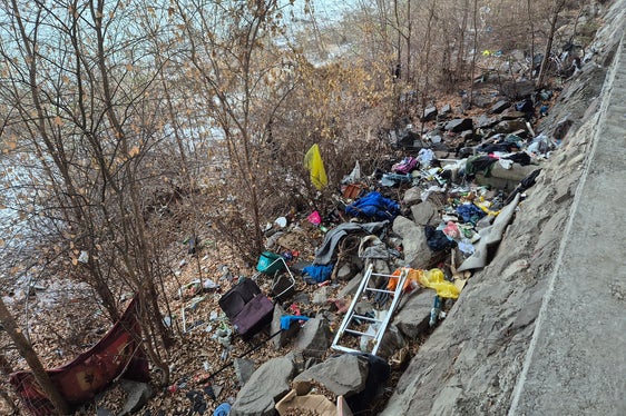 Das Amt für Wildbach- und Lawinenverbauung Süd in der Agentur für Bevölkerungsschutz hat in den vergangenen Monaten an den Ufern des Eisacks zwischen Kampillerbrücke und Bozen-Süd mit Uferpflege und Müllentfernung den Hochwasserschutz erhöht. (Foto: LPA/Amt für Wildbach- und Lawinenverbauung Süd in der Agentur für Bevölkerungsschutz)
