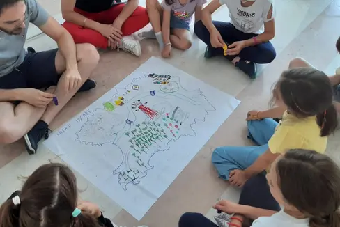 Bambine e bambini impegnati nel workshop dedicato alla lingua inglese. Nuovo appuntamento in autunno (Foto: ASP)
