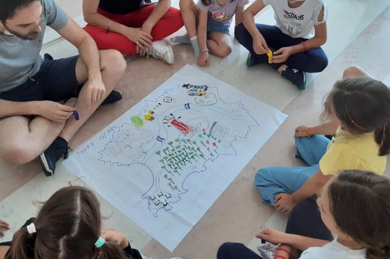 Bambine e bambini impegnati nel workshop dedicato alla lingua inglese. Nuovo appuntamento in autunno (Foto: ASP)