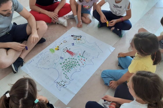 Bambine e bambini impegnati nel workshop dedicato alla lingua inglese. Nuovo appuntamento in autunno (Foto: ASP)