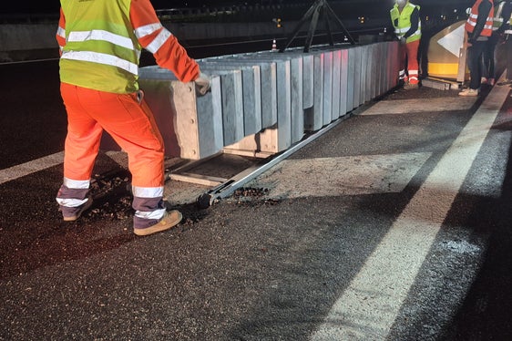 Gli attenuatori d’urto sono elementi metallici della lunghezza di circa 6-8 metri, posizionati davanti alle cuspidi delle barriere esistenti. (Foto: USP/Alberto Lenisa)