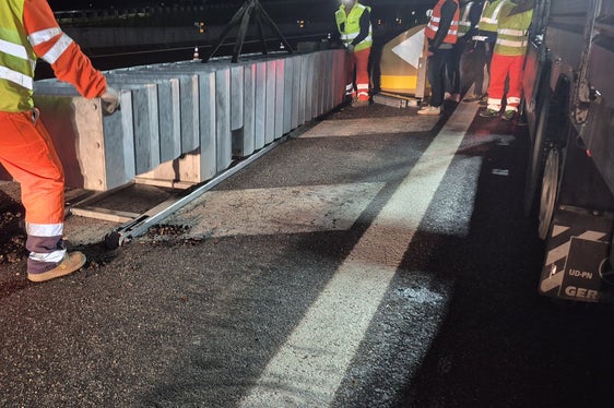 Gli attenuatori d’urto sono elementi metallici della lunghezza di circa 6-8 metri, posizionati davanti alle cuspidi delle barriere esistenti. (Foto: USP/Alberto Lenisa)