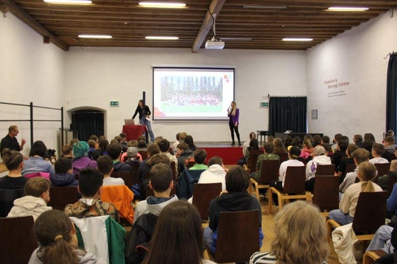 Karin Gschnitzer e Patrizia Pierdomenico presentano l'Euregio agli scolari (Foto: Karl-Heinz Sparber)