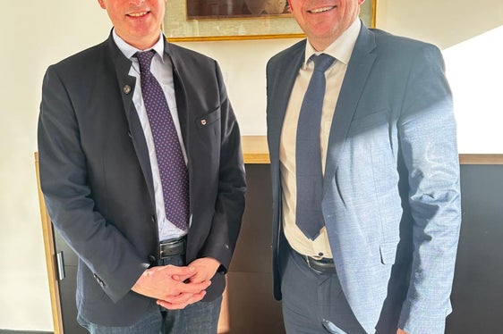 Der Waldfonds ist ein unverzichtbares Instrument, um unsere Wälder langfristig zu stärken und deren vielfältige Funktionen zu sichern: Forstwirtschaftslandesrat Luis Walcher mit dem Geschäftsführer der Raiffeisenkasse Bruneck Georg Oberhollenzer. Die Raiffeisenkasse Bruneck unterstützt mit 10.000 Euro das Projekt Waldheim über den Waldfonds. (Foto: Raiffeisenkasse Bruneck)