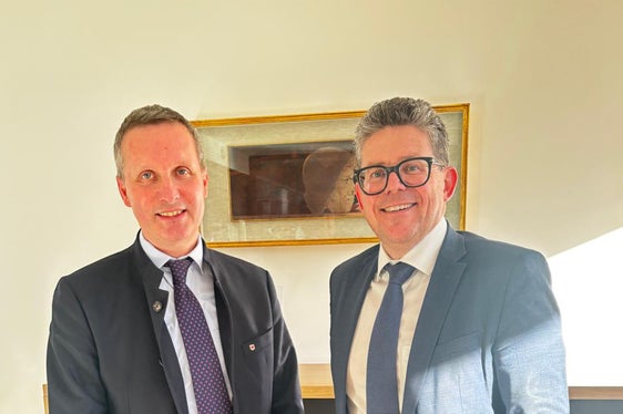 Der Waldfonds ist ein unverzichtbares Instrument, um unsere Wälder langfristig zu stärken und deren vielfältige Funktionen zu sichern: Forstwirtschaftslandesrat Luis Walcher mit dem Geschäftsführer der Raiffeisenkasse Bruneck Georg Oberhollenzer. Die Raiffeisenkasse Bruneck unterstützt mit 10.000 Euro das Projekt Waldheim über den Waldfonds. (Foto: Raiffeisenkasse Bruneck)