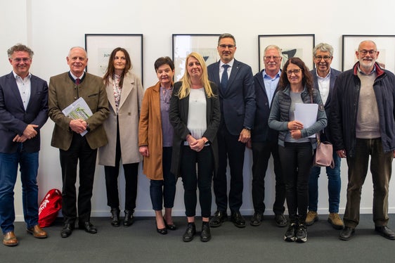 La Consulta presieduta dal presidente altoatesino Arno Kompatscher (nella foto il sesto da sinistra) e dalla direttrice generale del Centro Tutela Consumatori Gunde Bauhofer (nella foto la quinta da sinistra) ha il compito di formulare proposte per la tutela dei consumatori e di recepire il parere di esperti. (Foto: ASP/Fabio Brucculeri)