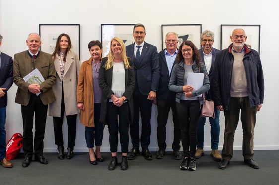 La Consulta presieduta dal presidente altoatesino Arno Kompatscher (nella foto il sesto da sinistra) e dalla direttrice generale del Centro Tutela Consumatori Gunde Bauhofer (nella foto la quinta da sinistra) ha il compito di formulare proposte per la tutela dei consumatori e di recepire il parere di esperti. (Foto: ASP/Fabio Brucculeri)