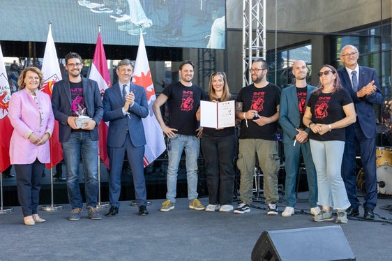 L'associazione altoatesina di gaming DUNG VFG durante la cerimonia di consegna del premio. (Foto: USP/Bernhard Aichner)