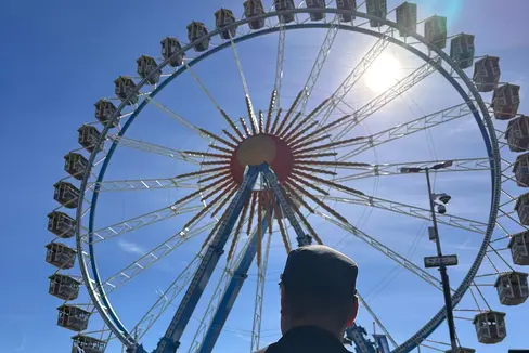 Alle Jahre wieder: Jeweils drei Bozner Berufsfeuerwehrmänner stehen an zwei Wochenenden des Münchner Oktoberfestes als Dolmetscher zur Verfügung. (Foto: LPA/Berufsfeuerwehr Bozen)