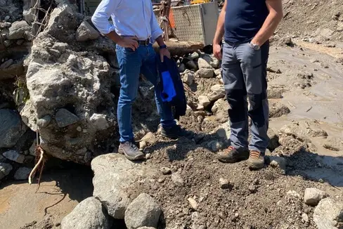 Bevölkerungsschutzlandesrat Schuler (links) verschaffte sich mit Vizebürgermeister Oswald Karbon (rechts) bei einem Lokalaugenschein ein Bild von der Lage am Frötschbach in Seis nach dem Starkregen von gestern Abend. (Foto: LPA/Noemi Prinoth)