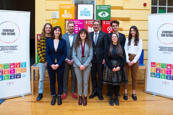 I temi dell'incontro con il presidente Arno Kompatscher sono stati l'alloggio, la carenza di lavoratori qualificati e, in questo contesto, il ritorno in Alto Adige dopo la laurea, la tutela del clima e dell'ambiente e la parità di genere. (Foto: ASP/Brucculeri)