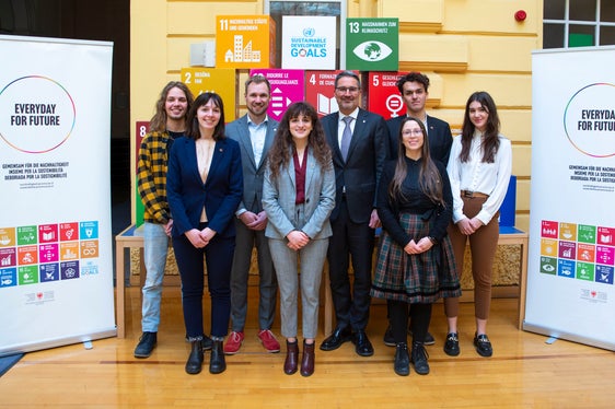 I temi dell'incontro con il presidente Arno Kompatscher sono stati l'alloggio, la carenza di lavoratori qualificati e, in questo contesto, il ritorno in Alto Adige dopo la laurea, la tutela del clima e dell'ambiente e la parità di genere. (Foto: ASP/Brucculeri)