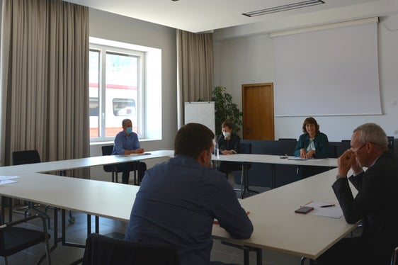 Fokus auf die Natur: (ab Bildmitte im Uhrzeigersinn) LRin Hochgruber Kuenzer, Ressortdirektor Frank Weber, Bürgermeister Mittermair, Abteilungsdirektor Sicher, Elisabeth Berger und Direktor Leo Hilpold vom Amt für Natur, Abteilungsdirektorin Virna Bussadori. (Foto: LPA/Marcella Morandini)