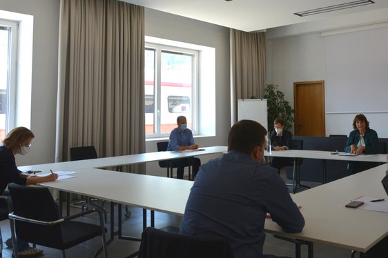 Fokus auf die Natur: (ab Bildmitte im Uhrzeigersinn) LRin Hochgruber Kuenzer, Ressortdirektor Frank Weber, Bürgermeister Mittermair, Abteilungsdirektor Sicher, Elisabeth Berger und Direktor Leo Hilpold vom Amt für Natur, Abteilungsdirektorin Virna Bussadori. (Foto: LPA/Marcella Morandini)