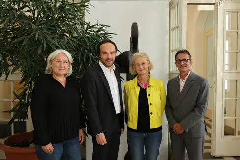 Freundschaftlicher Austausch zu gemeinsamen Themen: (v.l.n.r.) Studiendekanin Janette Walde, Landesrat Achammer, Rektorin Veronika Sexl, Vizerektor Bernhard Fügenschuh. (Foto: LPA/Universität Innsbruck)