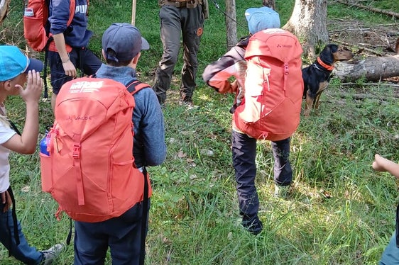 Frühmorgens stand für die angehenden Junior Ranger Wildtierbeobachtung mit Jagdaufseher Leo Werth auf dem Programm. (Foto: LPA/Landesamt für Natur/Ivan Plasinger)