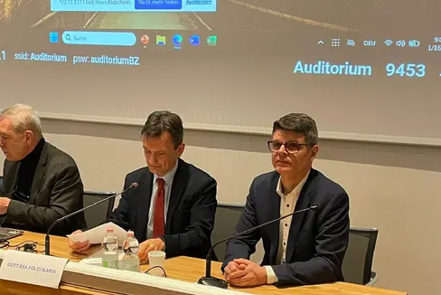 Al tavolo dei relatori: da sinistra il docente dell'Università Cattolica del Sacro Cuore Luigi D'Alonzo, il sovrintendente scolastico Vincenzo Gullotta e l'ispettore per il Servizio Inclusione e consulenza scolastica Christian Rispoli (Foto: USP)