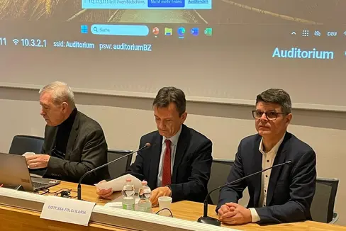 Al tavolo dei relatori: da sinistra il docente dell'Università Cattolica del Sacro Cuore Luigi D'Alonzo, il sovrintendente scolastico Vincenzo Gullotta e l'ispettore per il Servizio Inclusione e consulenza scolastica Christian Rispoli (Foto: USP)