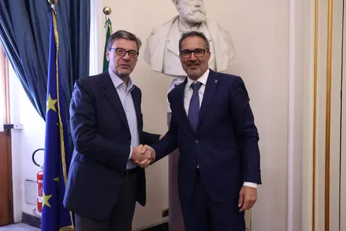 Un clima di grande cordialità ha caratterizzato l'incontro tra il ministro dell'Economia e delle Finanze, Giancarlo Giorgetti (a sinistra), e il presidente della Provincia autonoma di Bolzano, Arno Kompatscher. (Foto: Ministero dell'Economia e delle Finanze)