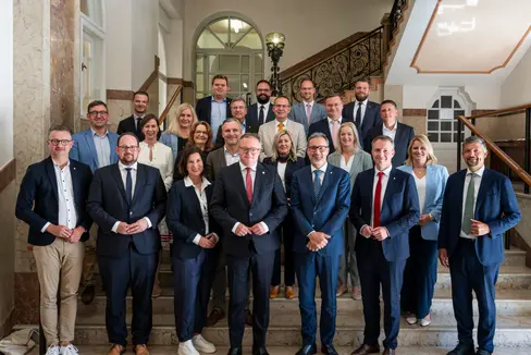 Gruppenfoto der Delegation des Thüringer Landtags mit Landeshauptmann Arno Kompatscher (dritter von rechts) und Landeshauptmann-Stellvertreter Daniel Alfreider (erster von rechts) am Ende des Treffens im Palais Widmann in Bozen. (Foto: LPA/Fabio Brucculeri)