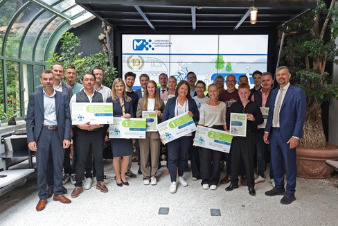 Vom 16. bis 22. September beteiligte sich Südtirol an der Europäischen Mobilitätswoche. Zum Auftakt wurden bei der Jubiläumsausgabe des Südtiroler Mobilitätspreises 2026 acht Projekte für ihre Beiträge zu einer nachhaltigen Mobilität ausgezeichnet. Im Bild die Preisträgerinnen und Preisträger. (Foto: LPA/Ingo Dejaco)