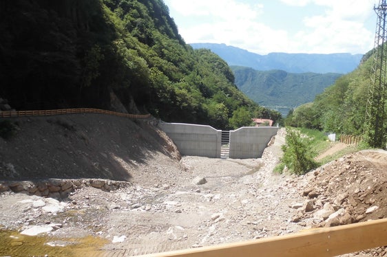 Das neu errichtete Rückhaltebecken mit Schlitzsperre oberhalb von Haus Emmaus in Leifers hat ein Fassungsvermögen von rund 25.000 Kubikmetern. (Foto: LPA/Landesamt für Wildbach- und Lawinenverbauung Süd)