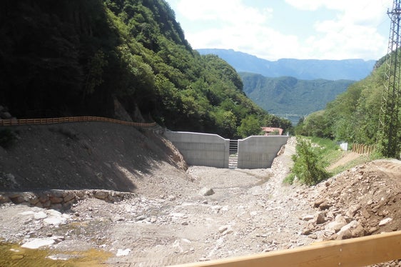 La nuova briglia a fessura ha un bacino di ritenzione della capacità di circa 25.000 metri cubi (Foto: ASP/Ufficio sistemazione bacini montani Sud)