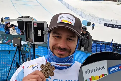 Omar Visintin, 33enne di Lagundo, festeggia con la medaglia di bronzo conquistata nello snowboardcross ai Mondiali di Bakuriani, in Georgia (Foto: FISI Federazione Italiana Sport Invernali)