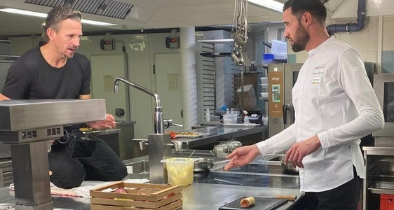 Roland Hanny beim Kochen für „So isst Euregio“: Als Mitinitiator der Plattform „A gmahnte Wiesn“ setzt er sich für die Sichtbarkeit regionaler Produkte ein. (Foto: Euregio)