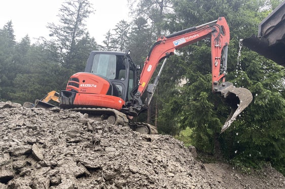 Mit Baggern wird das Material entfernt. (Foto: LPA/G.News)