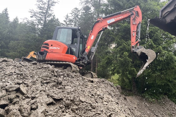 Mit Baggern wird das Material entfernt. (Foto: LPA/G.News)