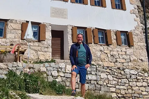 Landesrat Bessone vor der auf 2337 Metern Meereshöhe gelegenen Kölner Hütte (Foto: LPA)