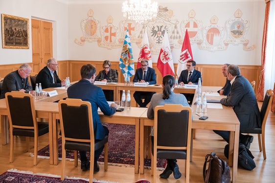 Il presidente della Provincia Arno Kompatscher ha discusso con il ministro dell'Interno bavarese Joachim Herrmann, il vice presidente del Land Tirol Josef Geisler e il presidente del Land Vorarlberg Markus Wallner, tra l'altro, della politica di coesione e della forza delle regioni. (Foto: USP/Bernhard Aichner)