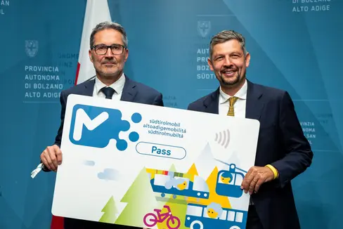 A partire da giugno, verrà emessa una sola tessera altoadigemobilità per tutti i nuovi abbonamenti o per coloro che hanno effettuato un cambio di tariffa, sia in formato fisico che digitale. Il cartonato della tessera è stato presentato nella conferenza stampa che ha fatto seguito alla seduta della Giunta provinciale dall'assessore alla Mobilità Daniel Alfreider (a destra) e dal presidente Arno Kompatscher. (Foto: USP/Fabio Brucculeri)