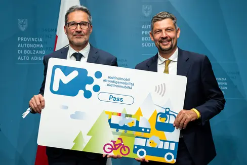 Ab Juni wird für Neuabos und für jene, die eine Tarifänderung vornehmen möchten, nur noch eine zentrale Trägerkarte ausgegeben: die südtirolmobil-Karte. Auf ihr lassen sich alle regionalen Tarife und Abonnements digital verwalten und nutzen. Landeshauptmann Arno Kompatscher (links) und Landesrat Daniel Alfreider stellten die Neuerungen vor. (Foto: LPA/Fabio Brucculeri)