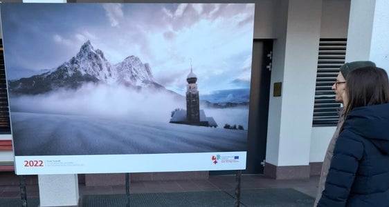 Wanderausstellung in Vahrn: Alle bisherigen zehn Titelbilder des Euregio-Kalenders sind derzeit in Vahrn zu sehen. (Foto: Euregio)